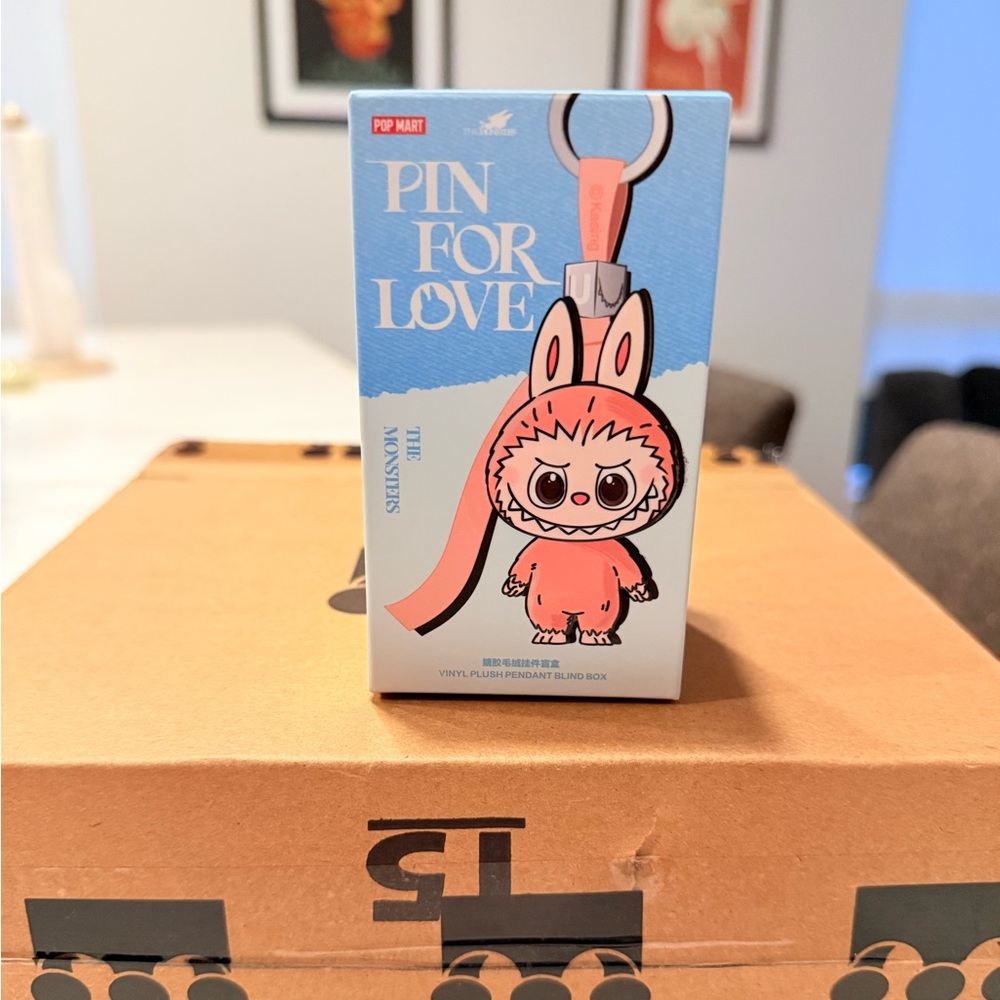 POP MART Pin For Love Labubu - V - NIB